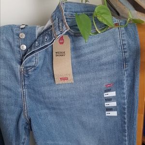 NWT womens Levis Wedgie jeans